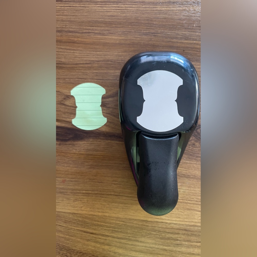 Stampin' UP! ROUND TAB Paper Punch Whale Tail Design  #108340 RETIRED
